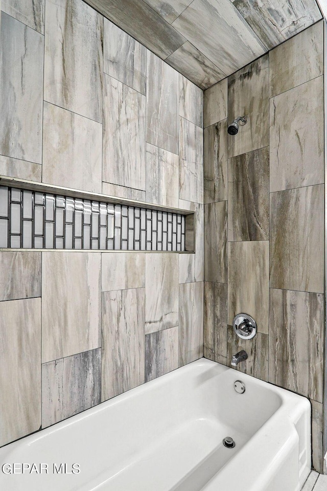 bathroom with tiled shower / bath