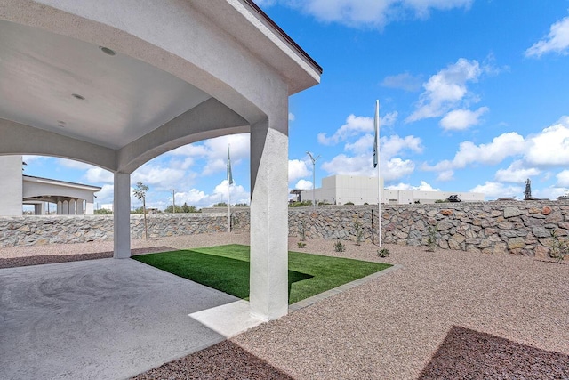 view of yard featuring a patio