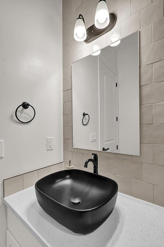 bathroom with vanity and backsplash