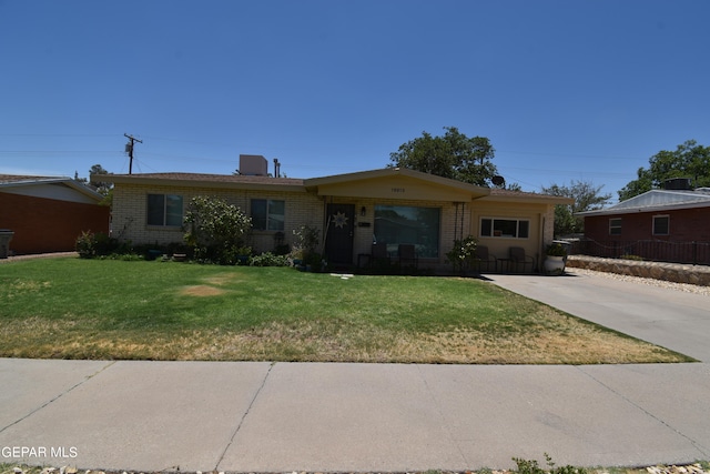 single story home featuring a front lawn