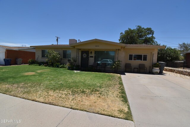 ranch-style house featuring a front yard