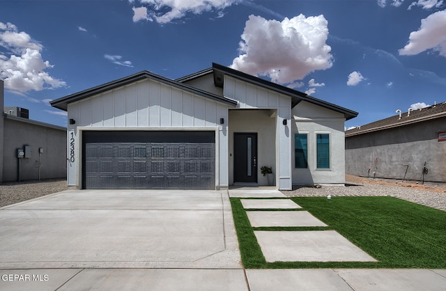 view of front facade featuring a garage and a front yard