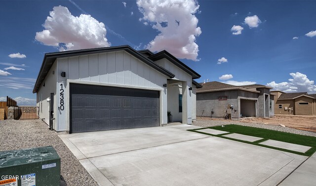 view of front facade featuring a garage