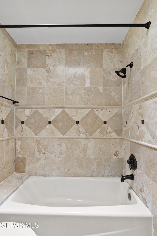 bathroom with tiled shower / bath combo