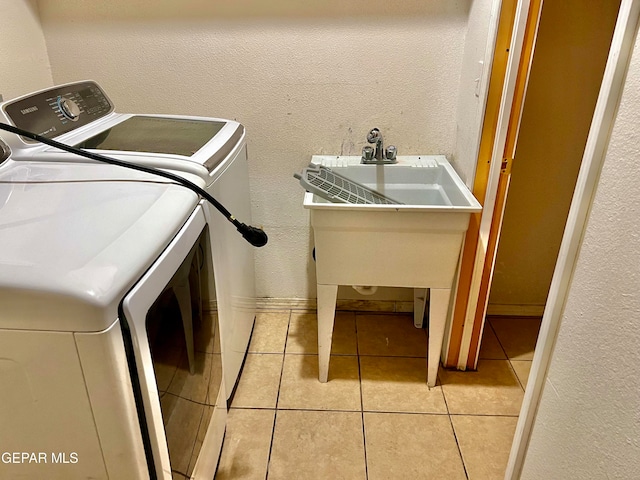 laundry room featuring light tile patterned floors and independent washer and dryer