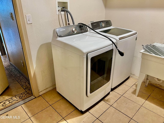 washroom with light tile patterned flooring and independent washer and dryer