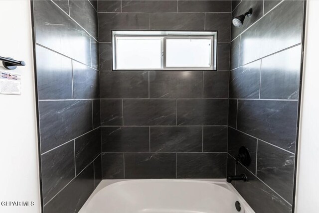 bathroom with tiled shower / bath combo