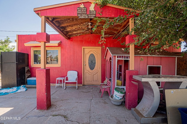 property entrance featuring a patio area