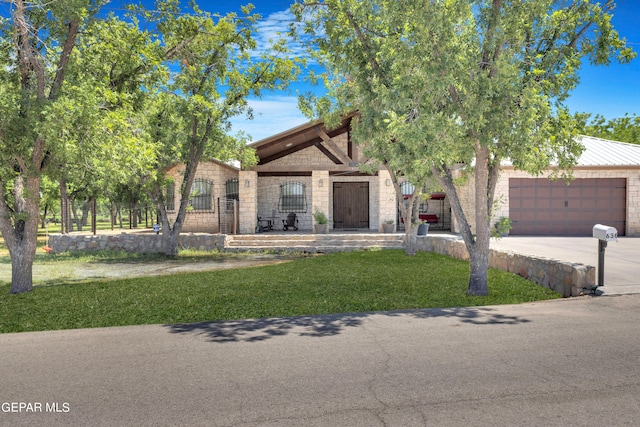 view of front facade with a garage and a front yard