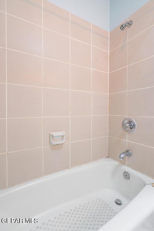 bathroom featuring tiled shower / bath combo