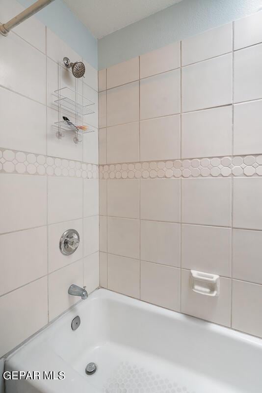 bathroom with tiled shower / bath combo