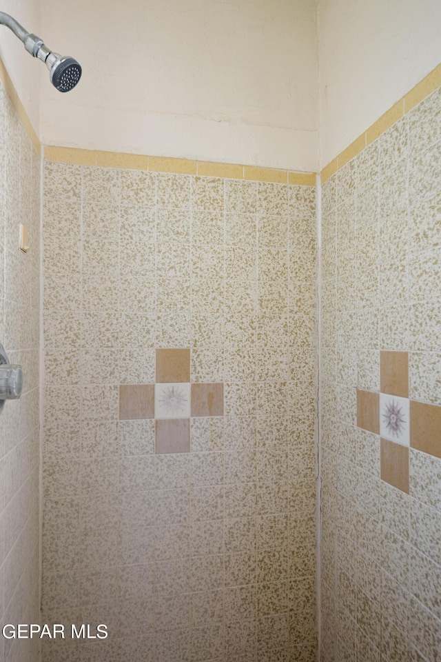 bathroom featuring tiled shower