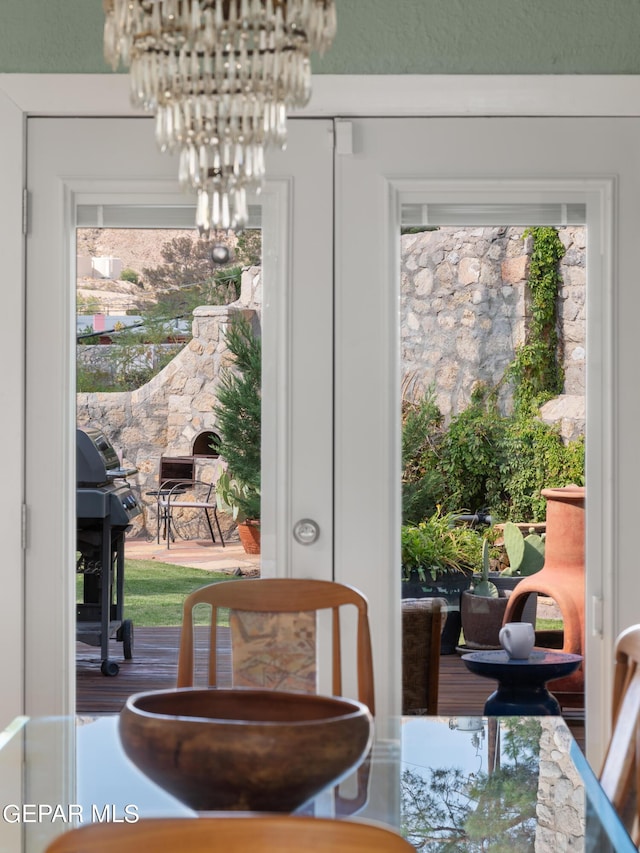 entryway featuring an inviting chandelier