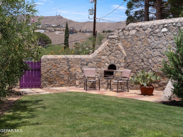 view of yard featuring a mountain view