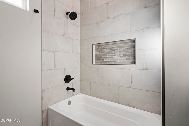 bathroom with tiled shower / bath combo