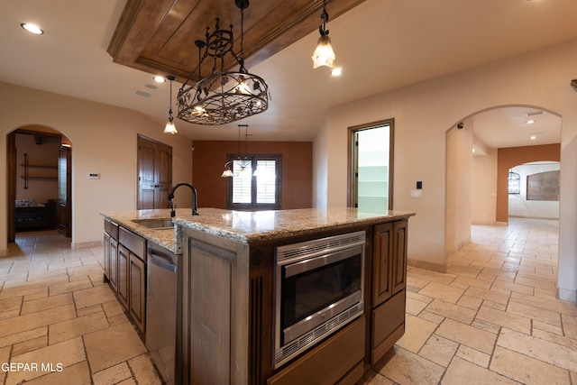 878 Cortona Pl, El Paso, TX 79928 - kitchen with stainless steel appliances, sink, a kitchen island with sink, and hanging light fixtures