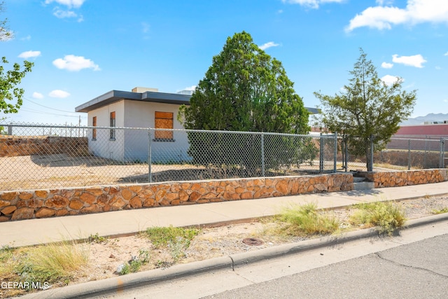 exterior space featuring a fenced front yard