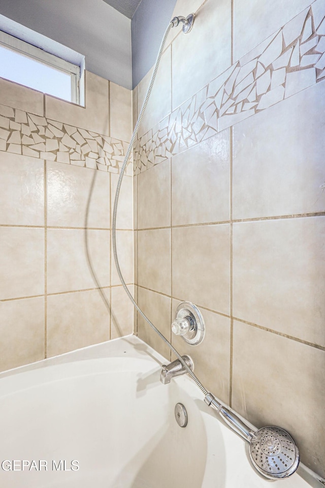 bathroom with tiled shower / bath