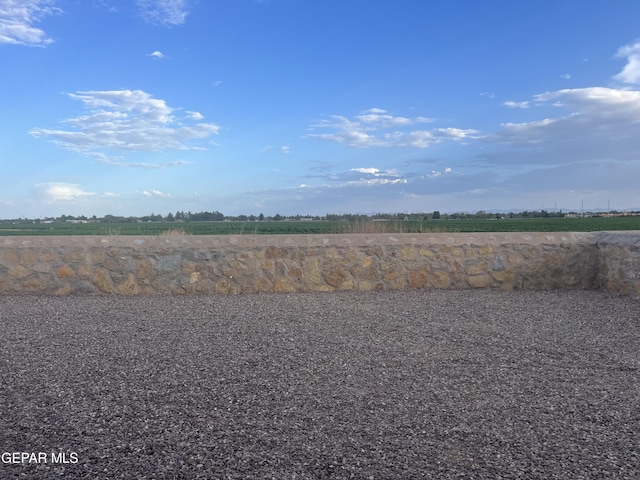 view of yard featuring a rural view