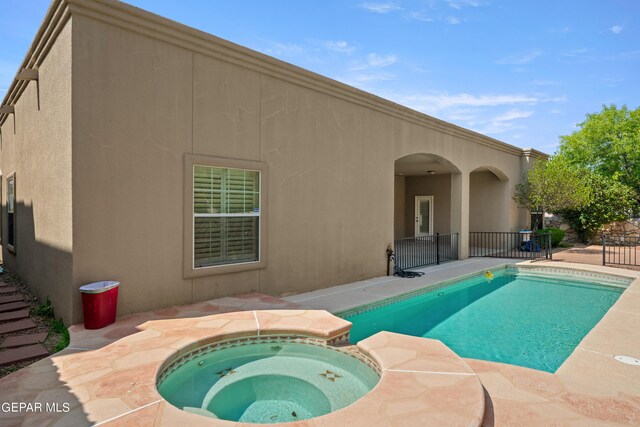 view of pool featuring an in ground hot tub