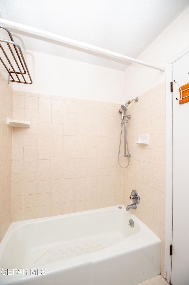 bathroom with tiled shower / bath combo