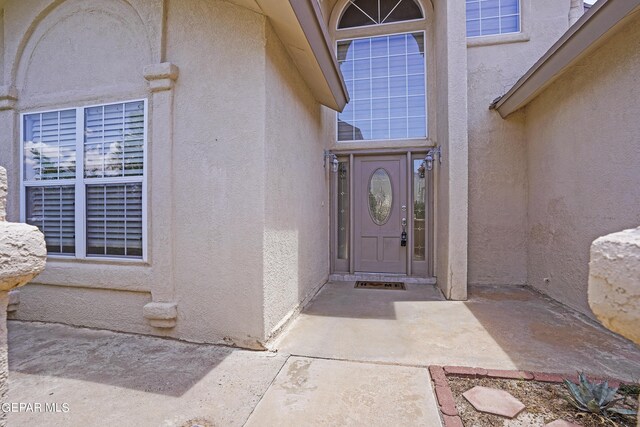 entrance to property featuring a patio area