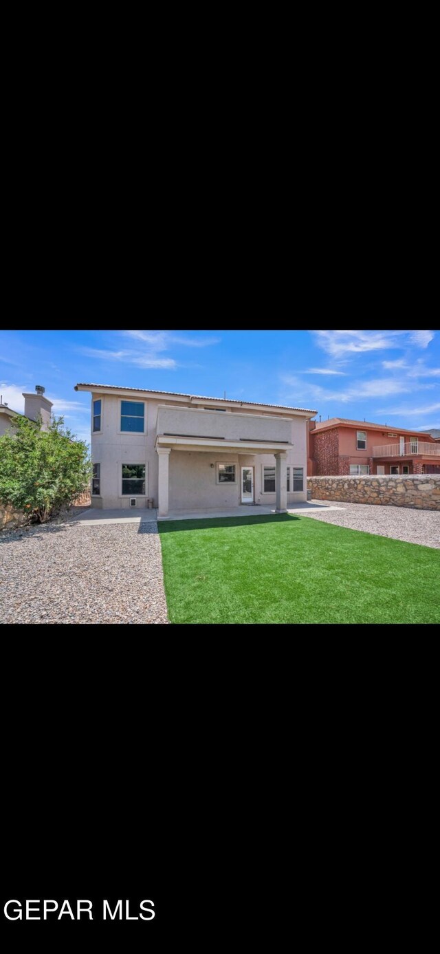 view of front of home featuring a front yard