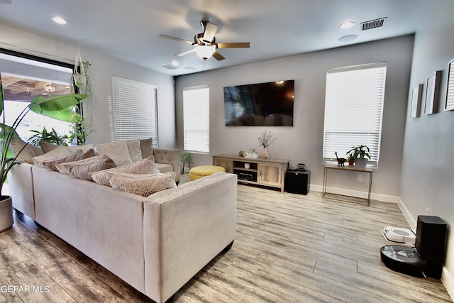 living area with light wood finished floors, baseboards, visible vents, ceiling fan, and recessed lighting