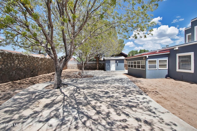 view of yard featuring a patio area