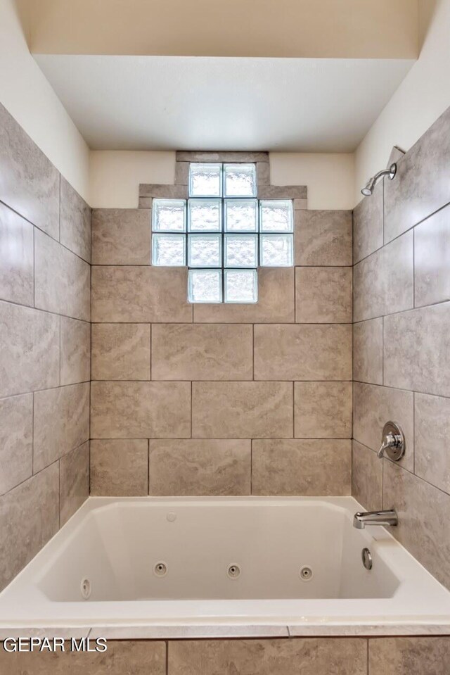 bathroom featuring tiled shower / bath combo