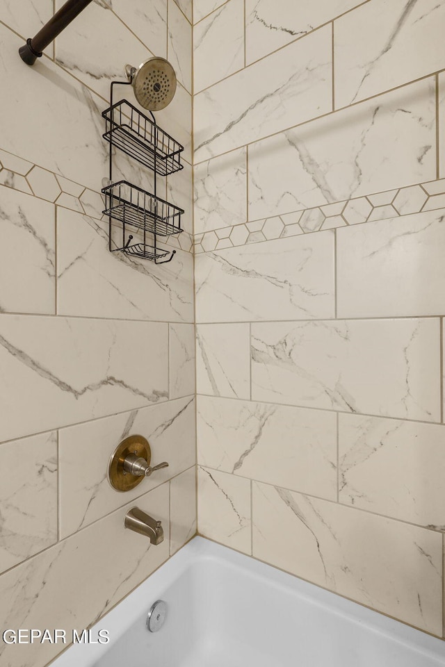 bathroom featuring tiled shower / bath