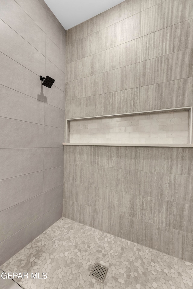 bathroom featuring a tile shower