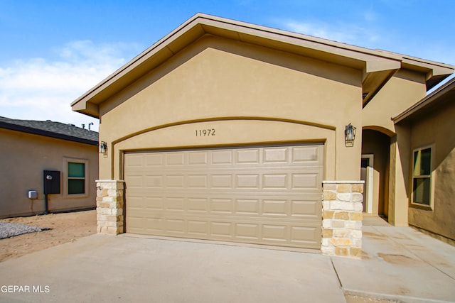 view of front facade featuring a garage