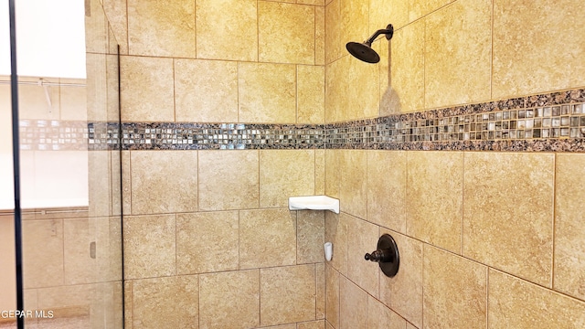 room details featuring a tile shower