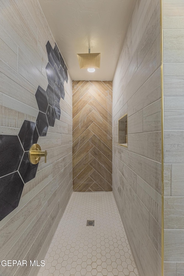 bathroom featuring tiled shower