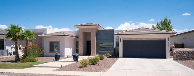 view of front of property featuring a garage