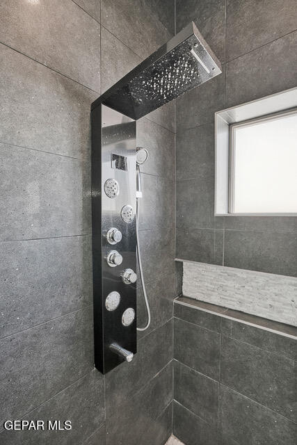 bathroom featuring a tile shower