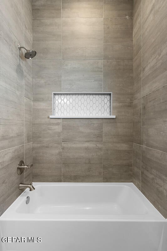 bathroom featuring tiled shower / bath combo