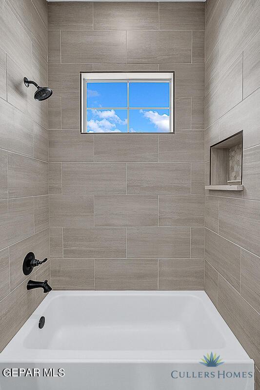 bathroom featuring tiled shower / bath combo