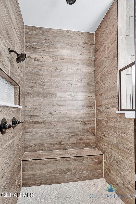 bathroom featuring a tile shower