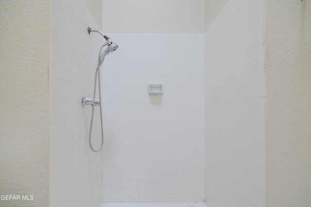 bathroom featuring tiled shower