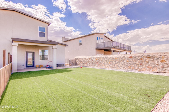 view of yard featuring a patio area