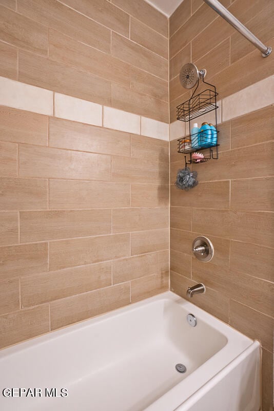 bathroom with tiled shower / bath combo