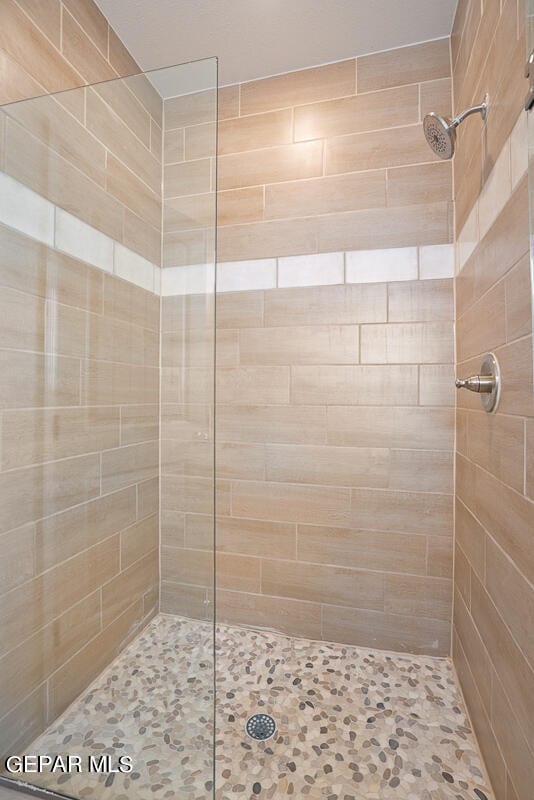 bathroom featuring tiled shower