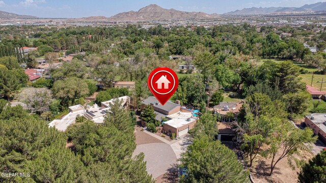 birds eye view of property featuring a mountain view