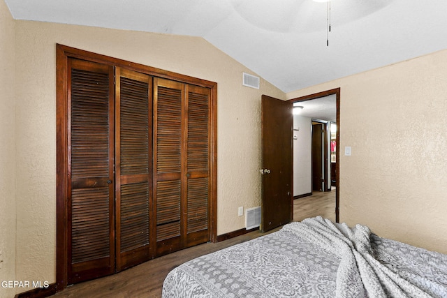 630 Gary Ln, El Paso, TX 79922 - bedroom with lofted ceiling, wood finished floors, a closet, a textured wall, and a ceiling fan
