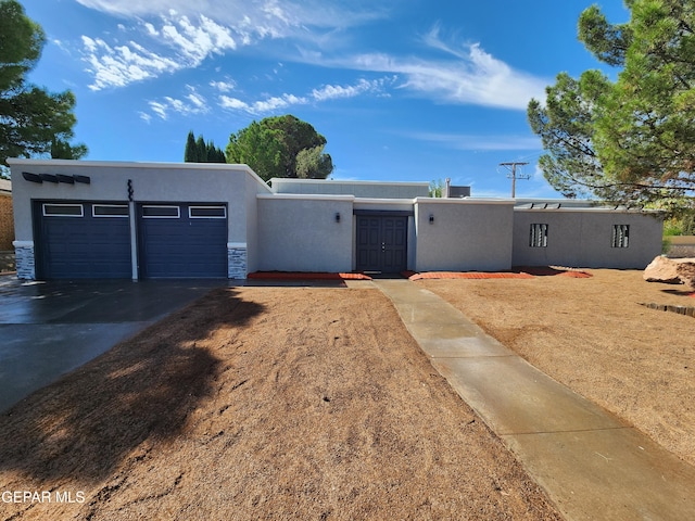 view of front facade featuring a garage