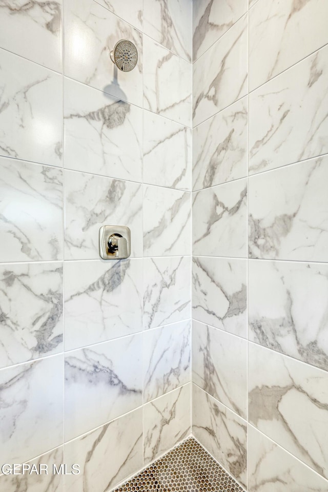 bathroom featuring a tile shower