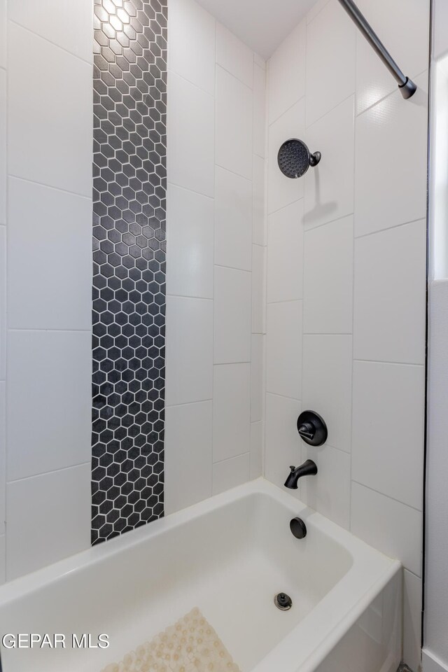 bathroom with tiled shower / bath