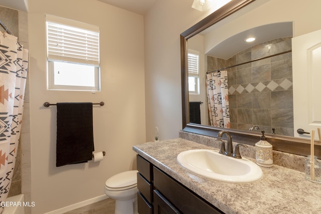 full bathroom featuring toilet, a shower with curtain, baseboards, and vanity